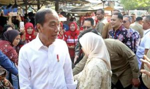 Presiden Jokowi Cek Stabilitas Harga di Pasar Dukuh Kupang Surabaya