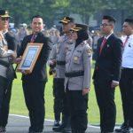 Kapolda Jatim Berikan Penghargaan kepada 366 Anggota dan Masyarakat Berprestasi