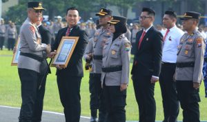 Kapolda Jatim Berikan Penghargaan kepada 366 Anggota dan Masyarakat Berprestasi