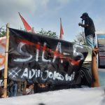 Ratusan Demonstran Desak Polri Usut Dugaan Korupsi Mantan Presiden Jokowi di Surabaya