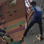 Anak-Anak Surabaya Berlatih Panjat Tebing Menjelang Berbuka Puasa