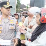 Kapolres Kediri Kota Bagikan Takjil kepada Pengguna Jalan saat Berbuka Puasa