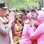 Susana Haru Warnai Tradisi Pelepasan Komjen Pol Imam Sugianto
