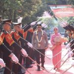 Tradisi Pedang Pora Warnai Penyambutan Irjen Pol Nanang Avianto Sebagai Kapolda Jatim